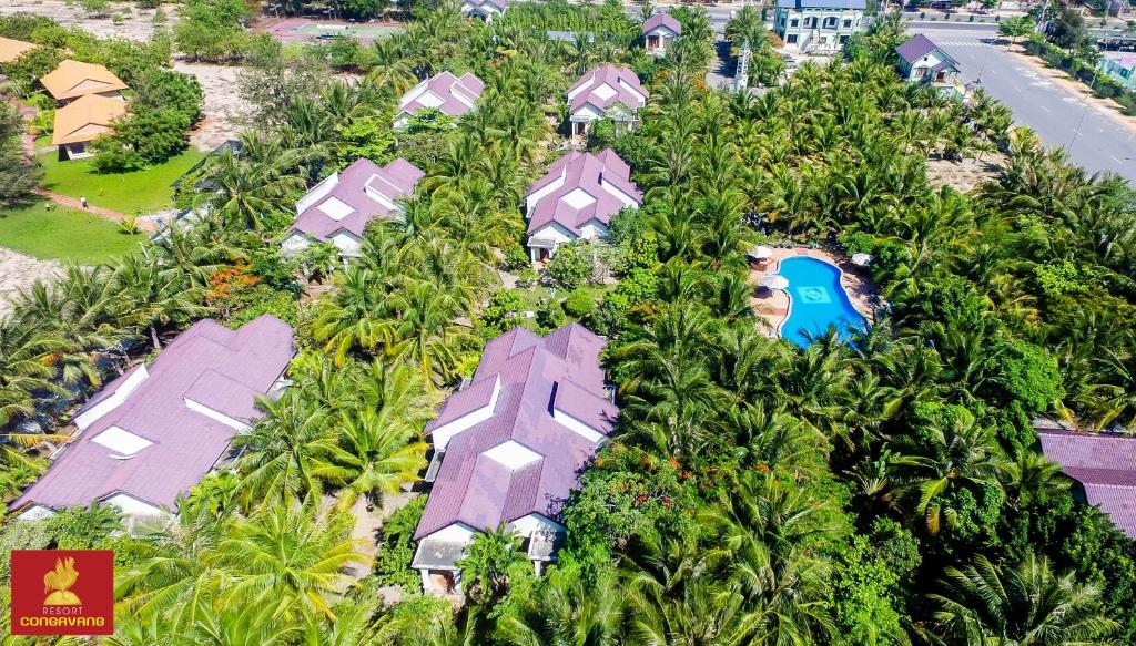una vista aérea de un complejo con palmeras en Gold Rooster Resort, en Phan Rang