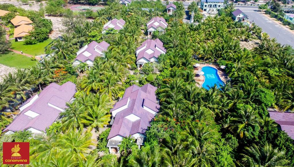 una vista aérea de un complejo con palmeras en Gold Rooster Resort en Phan Rang