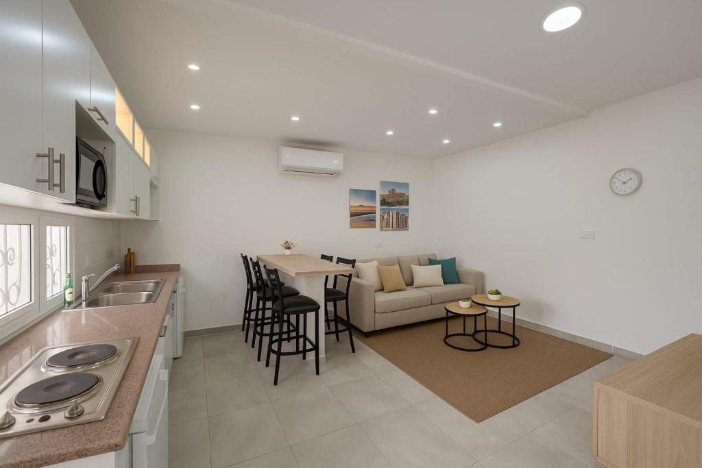 Kuchyň nebo kuchyňský kout v ubytování Rainbow Street Studio Cozy Central