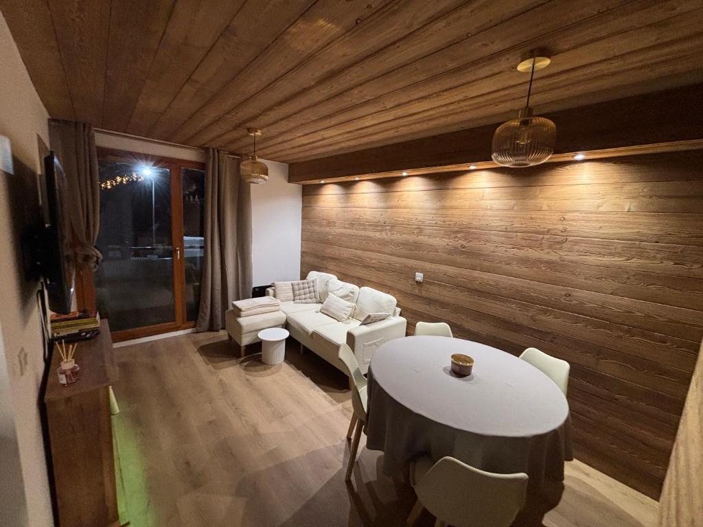 TV a/nebo společenská místnost v ubytování Appartement au pied des pistes