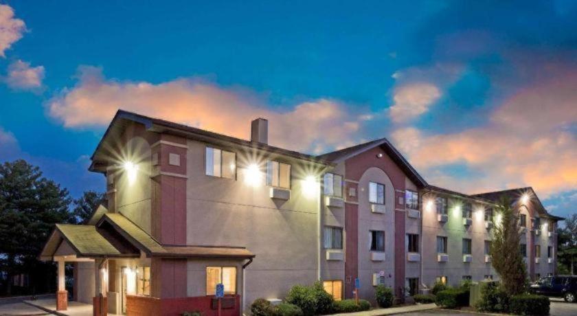 Super 8 By Wyndham Lexington Park/California Area في كاليفورنيا: مبنى عليه اضاءه