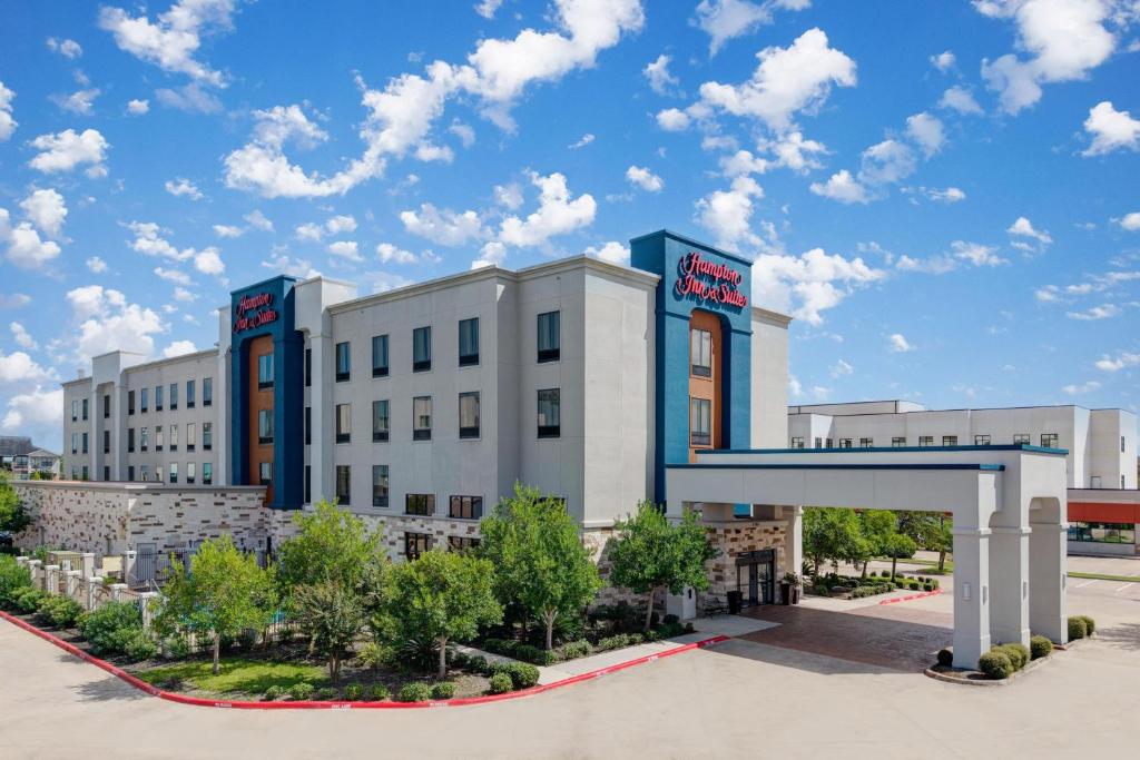 Hampton Inn and Suites Houston Pasadena في باسادينا: تقديم فندق mgm الجديد