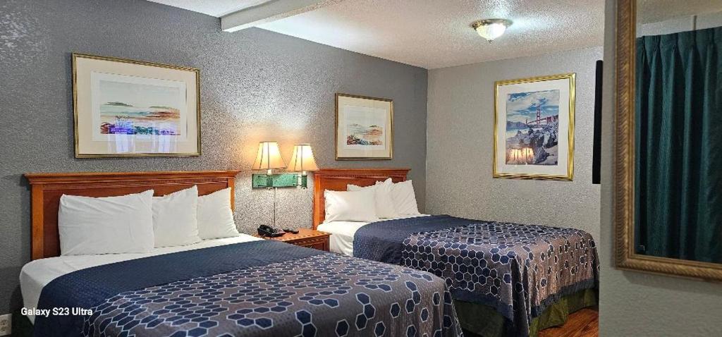 Sycamore Inn Chico University Area - Queen Room With Two Queen Beds