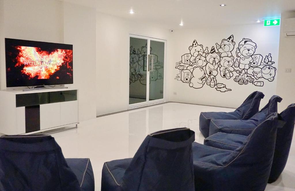 Posezení v ubytování BearPacker Patong Hostel