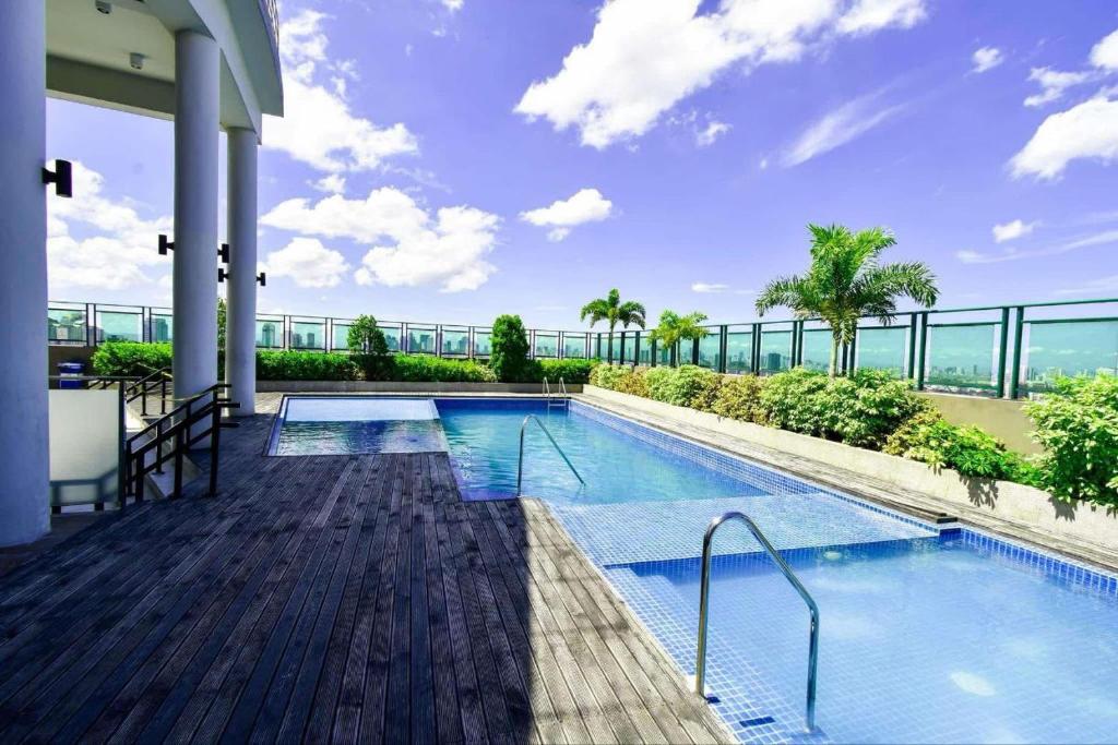 La alberca dentro o cerca de SWEET MEMORIES CONDOTEL at THE SYMPHONY TOWERS QC