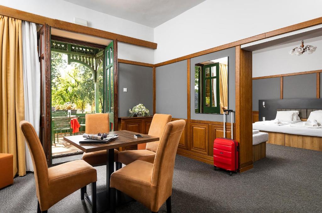 Ένα ή περισσότερα κρεβάτια σε δωμάτιο στο Svájci Lak Panzió