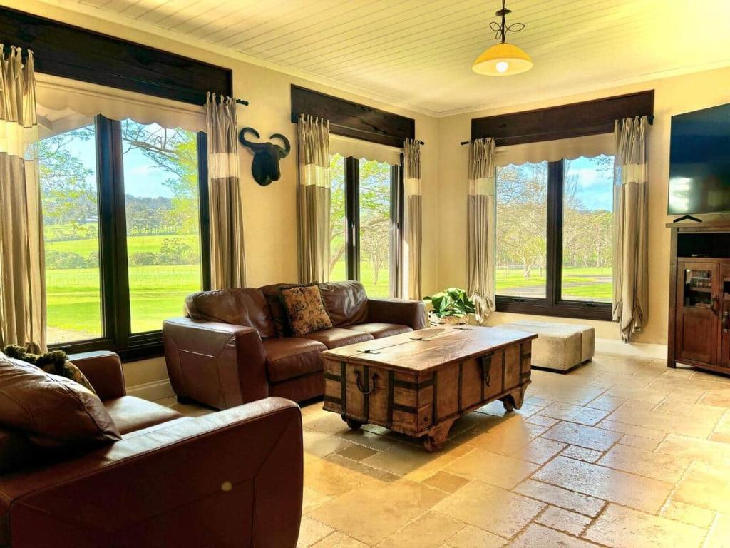 een woonkamer met een bank en een salontafel bij Little River Valley in Denmark