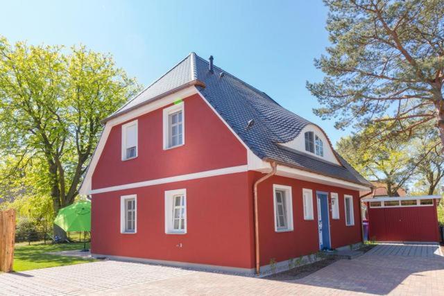 プレローにあるHaus Klüverの黒屋根の赤い家
