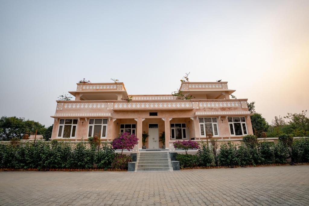 Fațada sau intrarea în The Bagheera Retreat