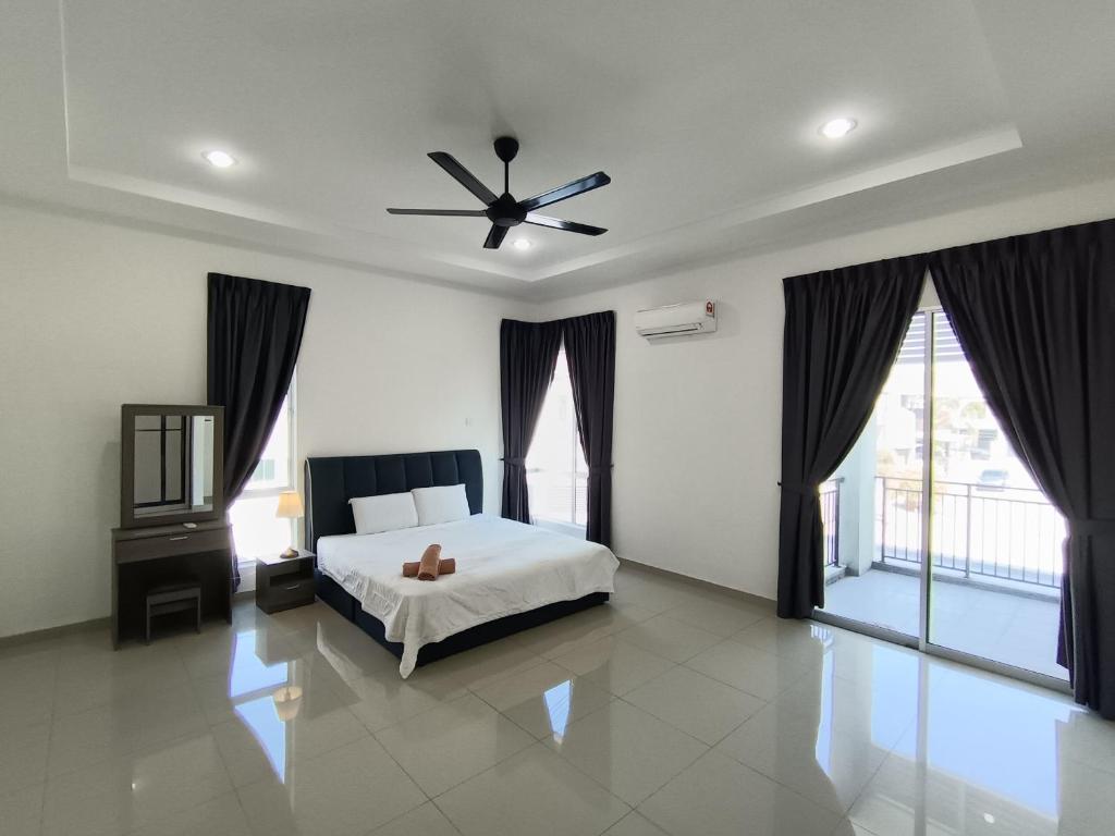 Giường trong phòng chung tại Lahat Serenity 168 Big Corner Cozy House