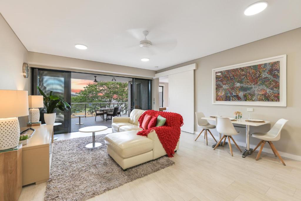 Darwin Waterfront Luxury Suites في داروين: غرفة معيشة بها أريكة وطاولة