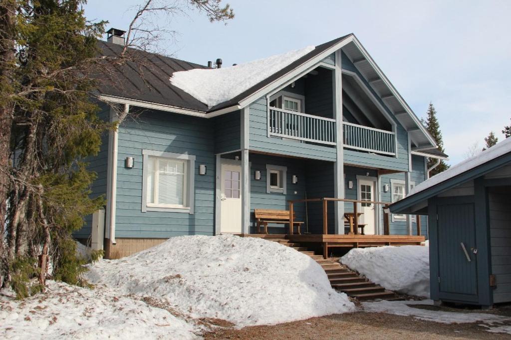 una casa blu con portico e terrazza di Villa Ilves A a Syöte