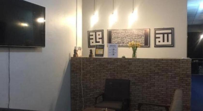 Μια τηλεόραση ή/και κέντρο ψυχαγωγίας στο OYO HOME 90671 Dd Rest House