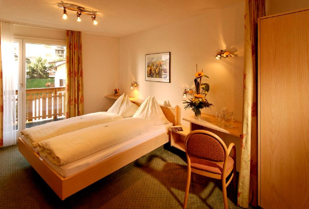 Postel nebo postele na pokoji v ubytování Park-Hotel Saas- Fee