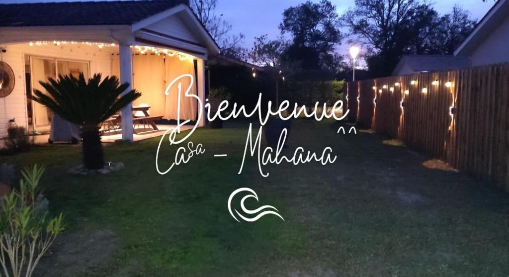 een tuin met een hek en een bord met de tekst 'Welkom in Miami'. bij Casa Mahana spa in Saugnacq-et-Muret