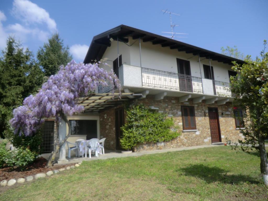 a house with a wisteria tree in front of it at casale Cadeloro in Nebbiuno