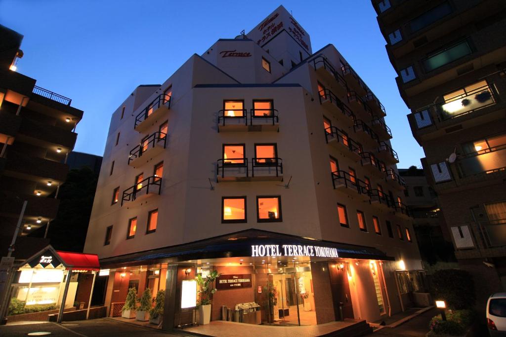 un edificio con un hotel en un lado en Hotel Terrace Yokohama en Yokohama