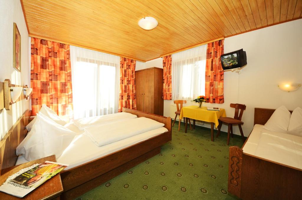 Postel nebo postele na pokoji v ubytování Pension Mozart