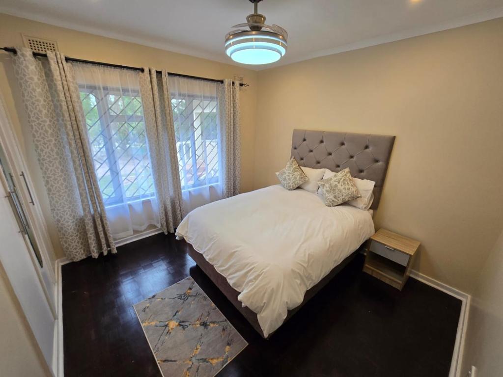 Giường trong phòng chung tại Carlton House