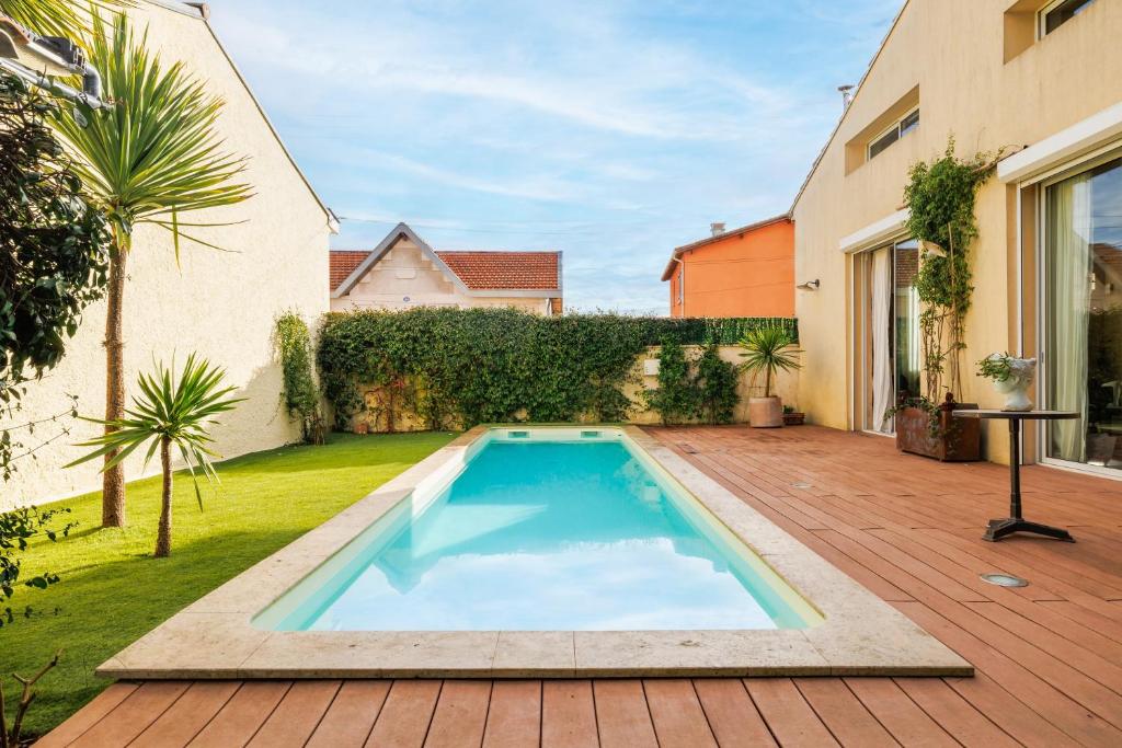 una piscina en el patio trasero de una casa en Suite dans une échoppe, en Bègles