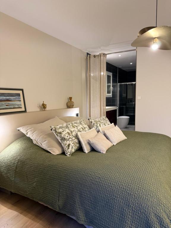 Una cama o camas en una habitación de Cocon de Verdure avec piscine chambre lit king-size 2m