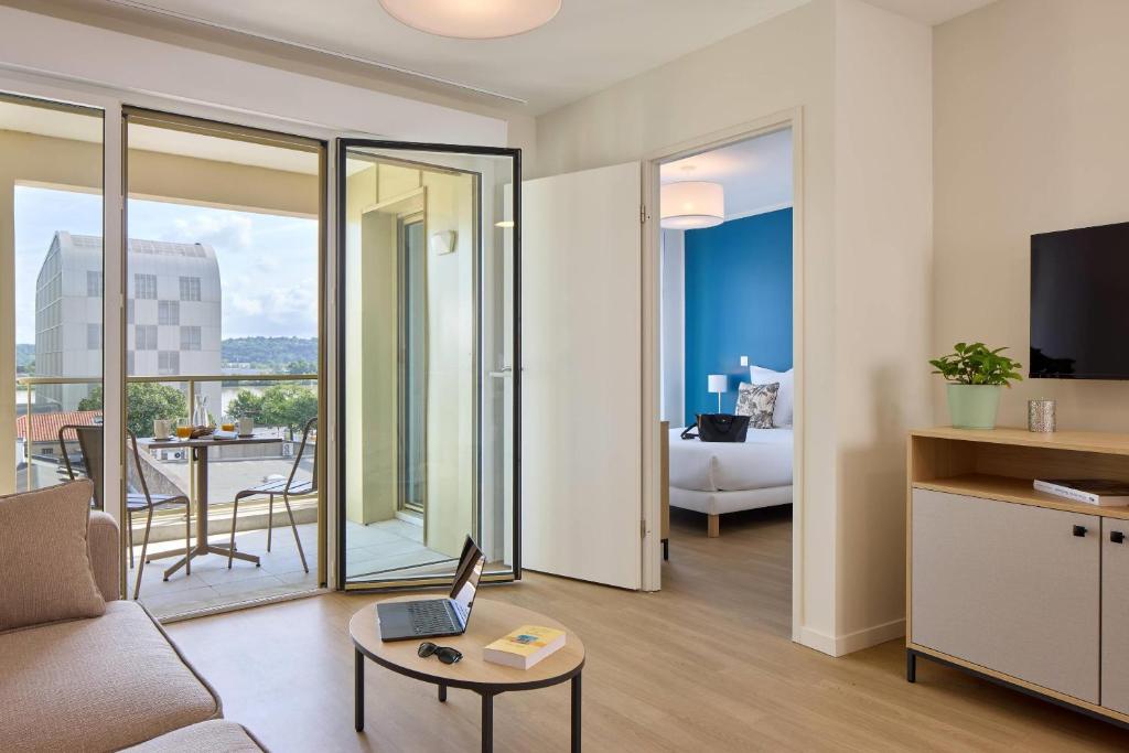 Una cama o camas en una habitación de Zenitude Quality Aparthotel Bordeaux Saint-Jean