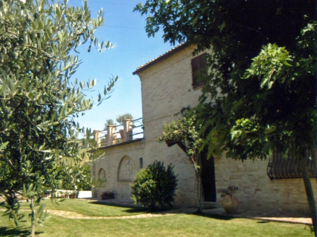 una vista exterior de una casa con árboles en Villarondanella, en Fermo