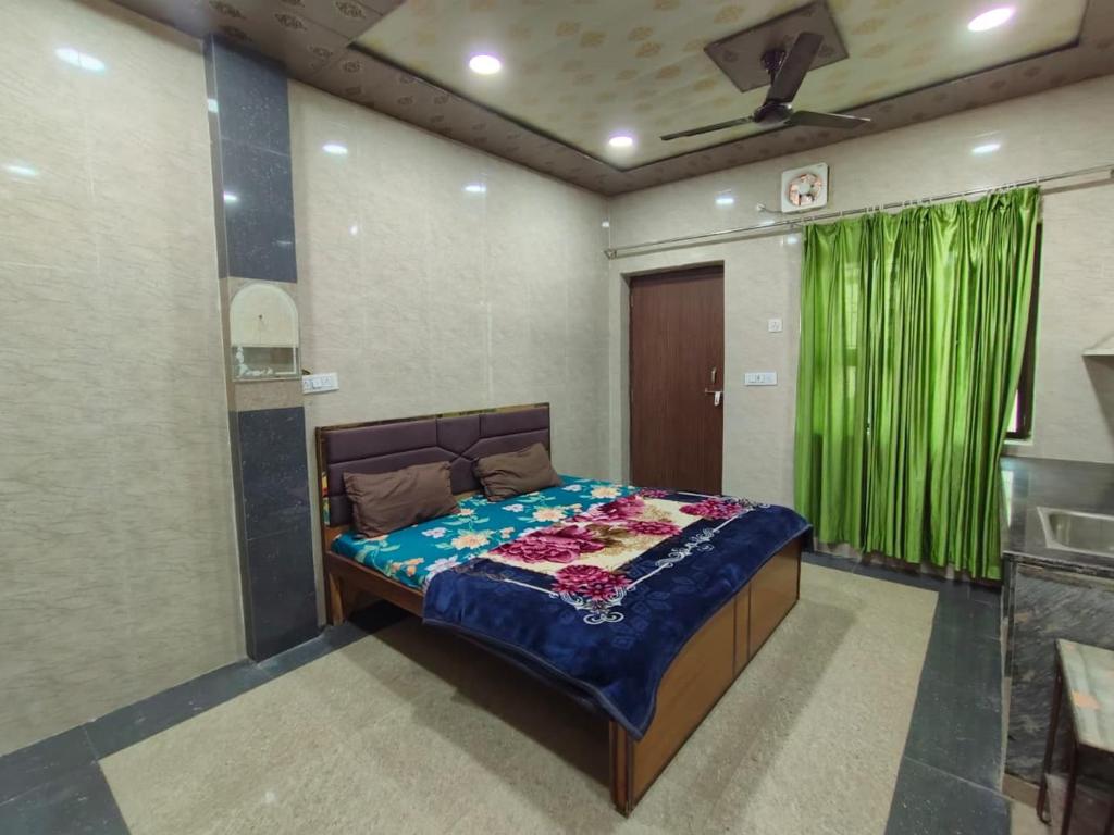 Postel nebo postele na pokoji v ubytování Goswami Home Stay By HRG Vrindavan