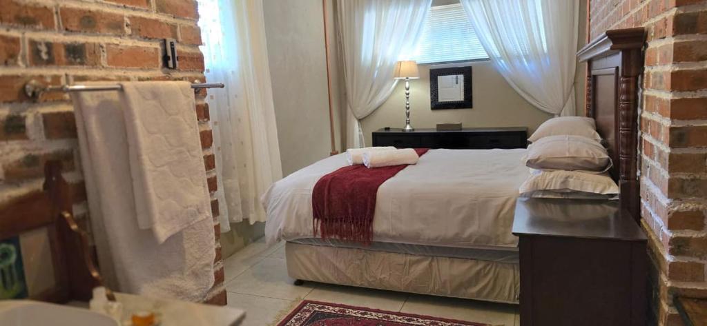 En eller flere senge i et værelse på Riverbend Camp Self Catering 2 Bedroom Unit