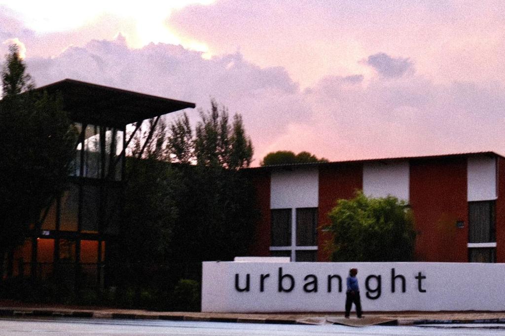 Ein Schild vor einem Gebäude mit der Aufschrift „Universität“ in der Unterkunft Urbanight Boutique Hotel in Bloemfontein