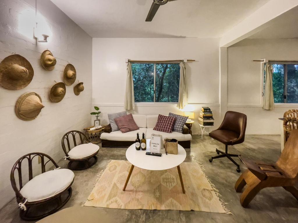 Posezení v ubytování KAHILOM Nest Self-Service Home in Rainforest Nest with Kitchen - Monkeys, Bats, Pet Friendly with a Fee