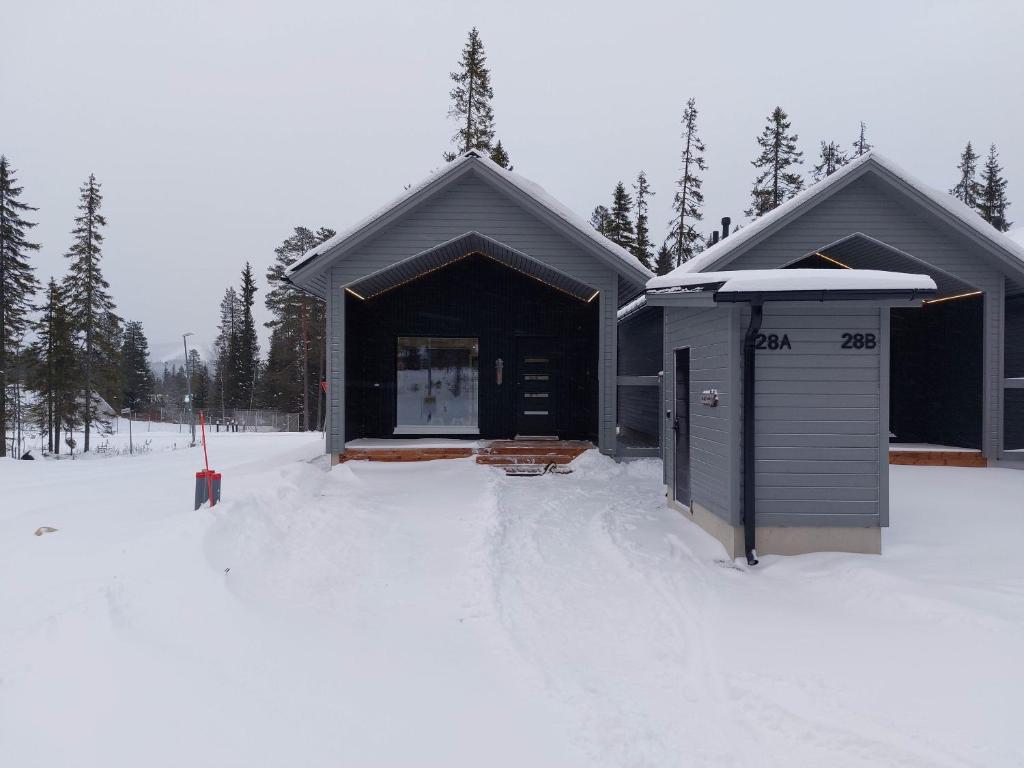 un edificio con la neve davanti di Saarimaja a Syöte