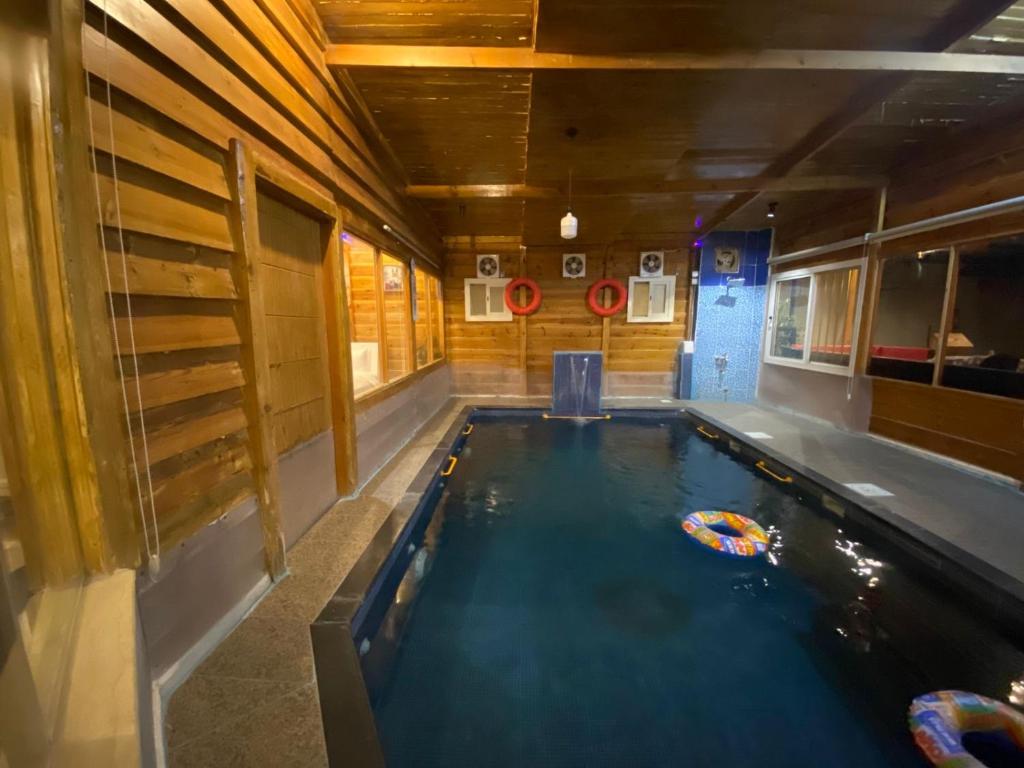 كوخ الوهط الريفي في الطائف: مسبح في مبنى فيه مسبح