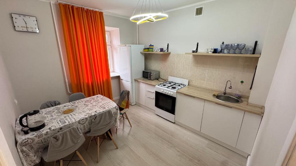 Kuchyň nebo kuchyňský kout v ubytování 3-х комнатная квартира в золотом квадрате столицы