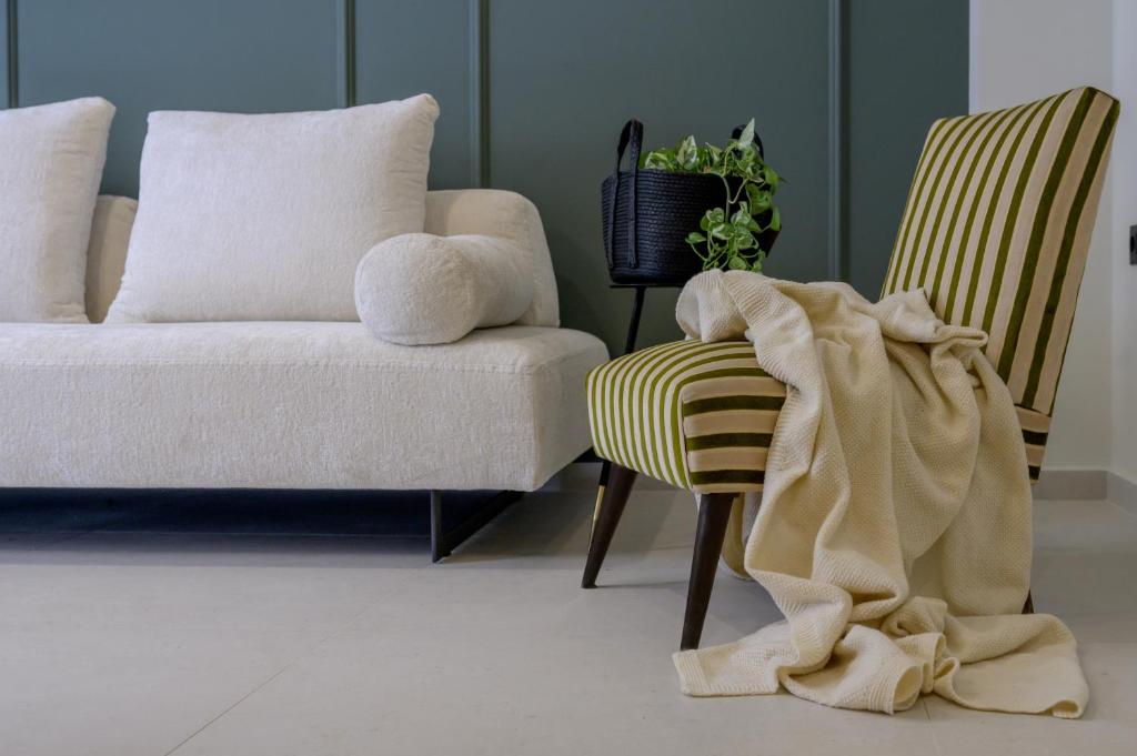 een woonkamer met een bank en een stoel bij Mavili Urban Elegance in Bendevís