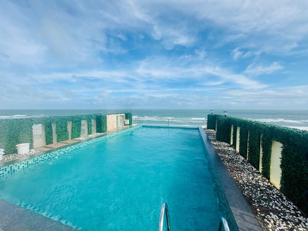 Bazén v ubytování Hotel Suites Near Jagannath Temple #Sea Beach # Restaurant - Lift And Parking Facilities - Fully Air Condition All Luxuary Rooms With Attached-Balcony - Best Luxuary Hotel In Puri nebo v jeho okolí