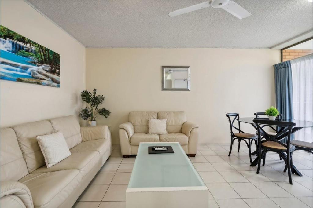 Et opholdsområde på Budget Unrenovated Beachside Resort Style Complex Sandcastles 222