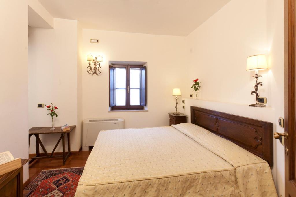 Łóżko lub łóżka w pokoju w obiekcie Hotel Scilla