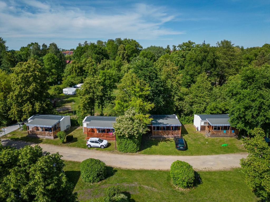 een luchtfoto van een caravanpark met huizen bij KNAUS Campingpark Lübben in Steinkirchen