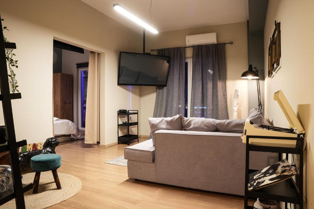 TV a/nebo společenská místnost v ubytování Project twenty eight