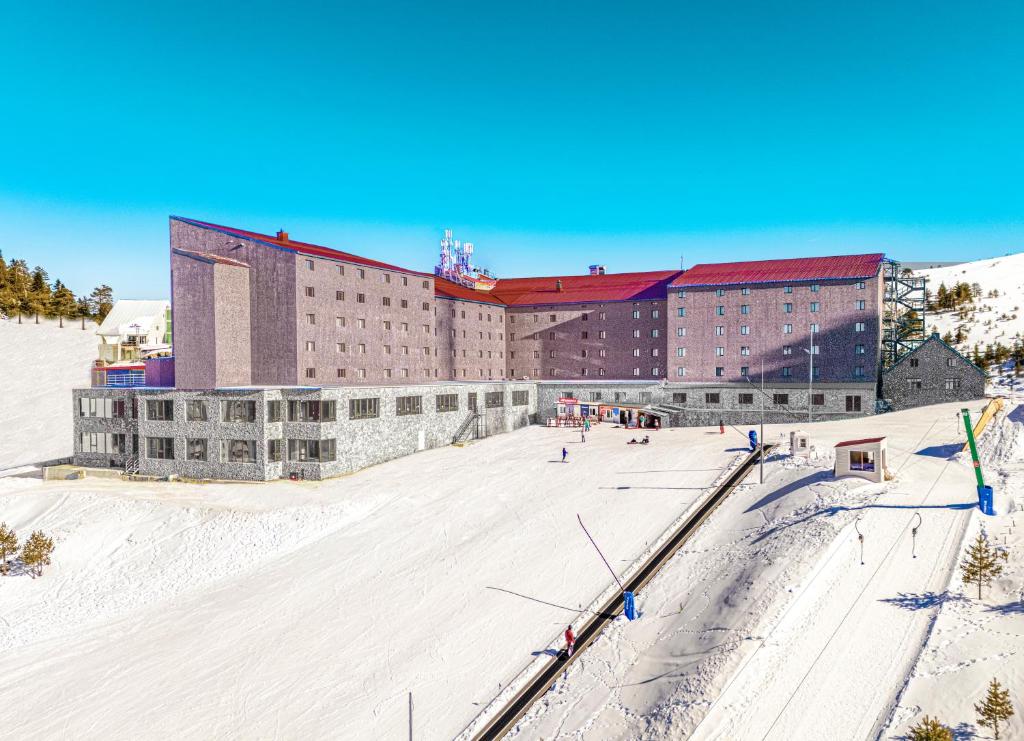 Kartalkaya多鲁卡亚滑雪酒店的大楼前的积雪中的一个大建筑