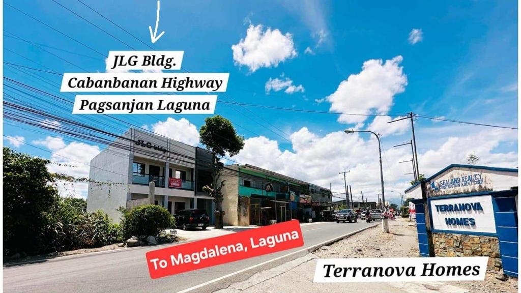 une rue avec des panneaux sur le bord d'une route dans l'établissement JLG Transient Home Pagsanjan Laguna, à Pagsanjan
