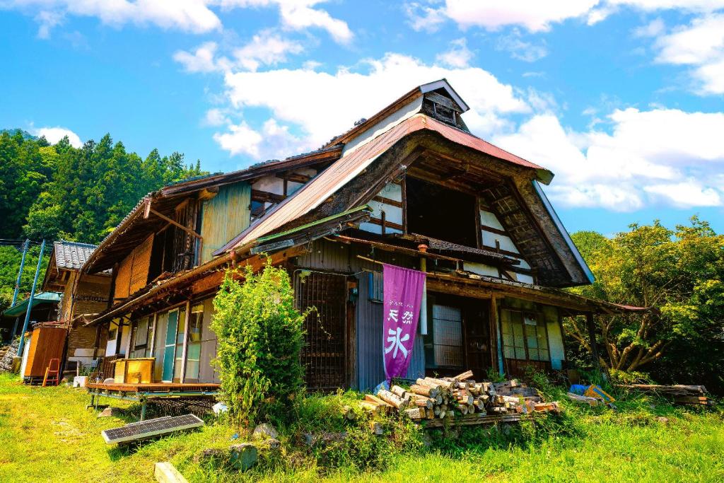 an old house sitting on top of a green field at Minamikoma-gun - House - Vacation STAY 19040 in Kajikazawa