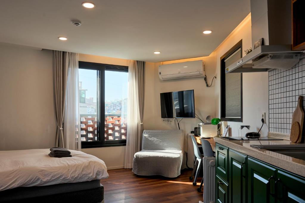 ソウルにあるSpace in Blackstoneのキッチン(ベッド1台、デスク付)