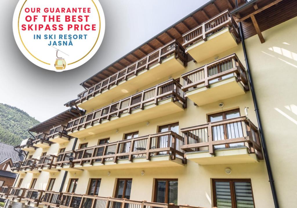 ein Bild eines Gebäudes mit dem Text „Unsere Garantie für den besten Preis in Singapur“ in der Unterkunft ff apartments Jasná Lúčky in Demänovská Dolina
