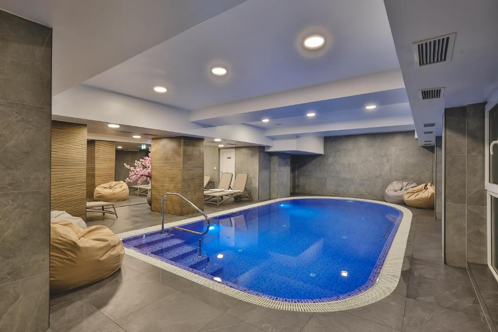 Hồ bơi trong/gần Hotel Dorna