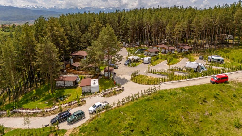 eine Luftansicht eines Parkplatzes in einem Resort in der Unterkunft Къмпинг Alino Lake in Alino