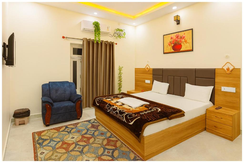 Un lugar para sentarse en RAMJANAMBHOOMI ROAD V-R-I-N-D-A-V-A-N STAY Near Ramjanam Bhoomi Temple 500m # Restaurant and Parking Facility - Fully Air conditioning Premium Room- Best TOP RATED HOTEL IN AYODHYA
