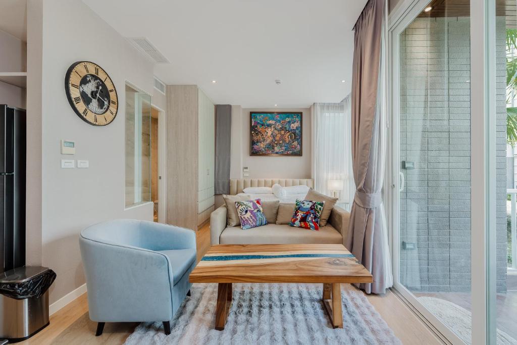 Χώρος καθιστικού στο Beachfront Luxury 1R Condo near Marriot Naiyang 50 2