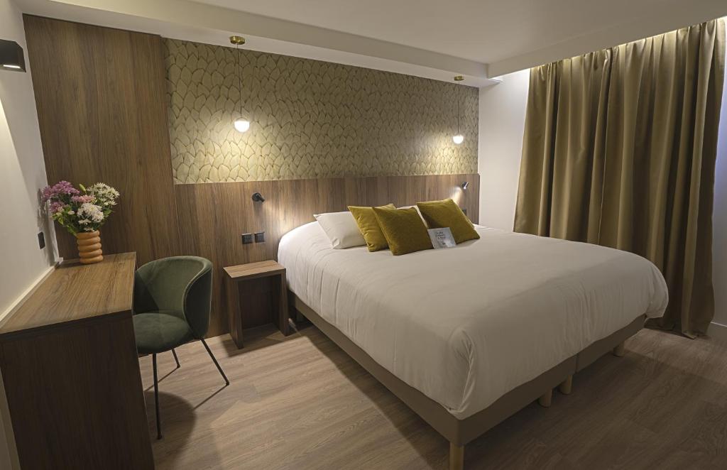 Кровать или кровати в номере Kyriad Montpellier Sud - A709
